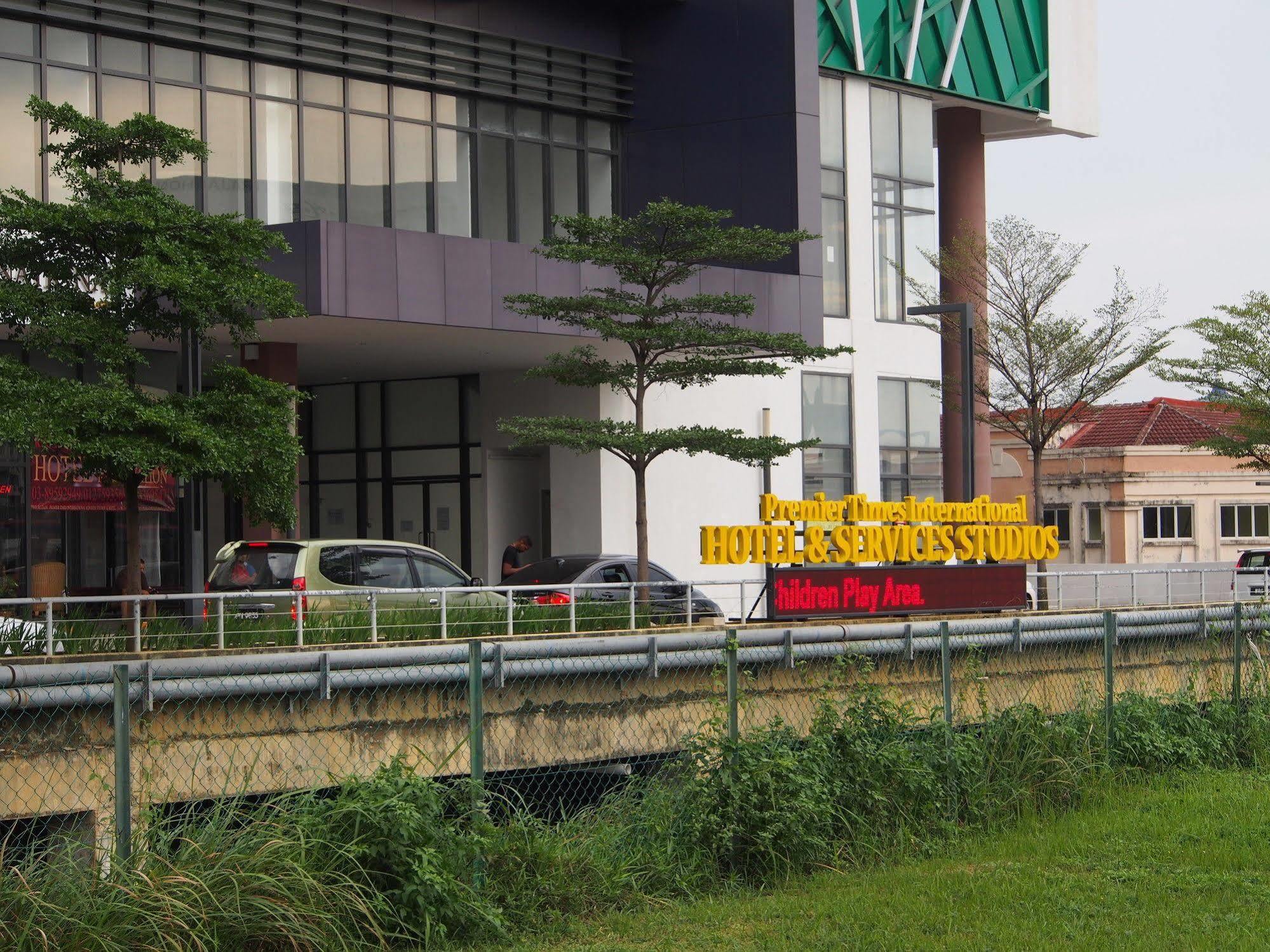 Premier Times International Hotel Seri Kembangan Exterior photo